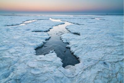 Surface air temperature occasionally rose above 0 °C in winter near the North Pole during extreme warming events. Such heat extremes can result in wintertime melting of the underlying snow and sea ice.