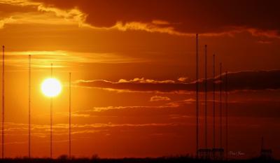 The spatial distribution of temperatures leads to substantial variations in cooling and heating energy change across regions, with the United States, India, and Sub-Saharan Africa experiencing a factor of two difference in cooling demand. 